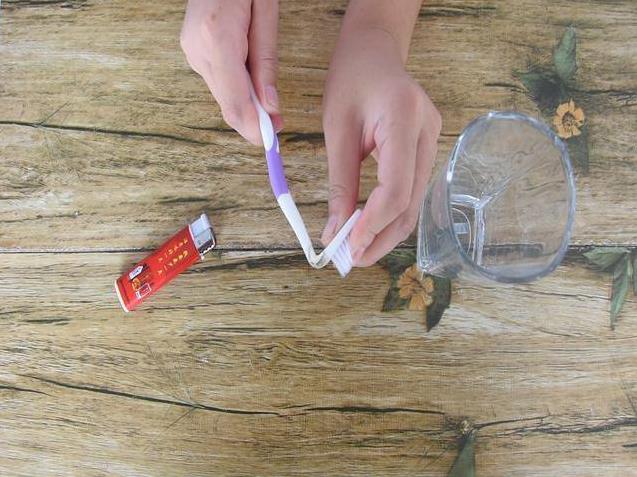 原來把2根舊牙刷綁在一起，效果竟然這麼好，以前的牙刷都白扔了