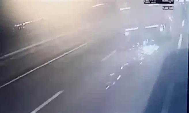 保住30條命！司機遭「國道血滴子」砸中 碎玻璃割臉「忍痛不放手」乘客全淚謝！