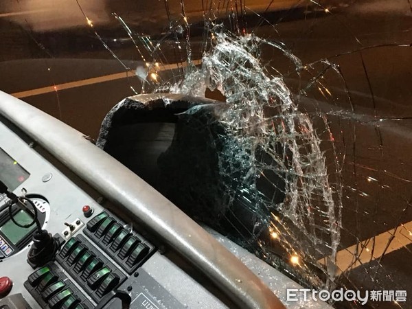 保住30條命！司機遭「國道血滴子」砸中 碎玻璃割臉「忍痛不放手」乘客全淚謝！