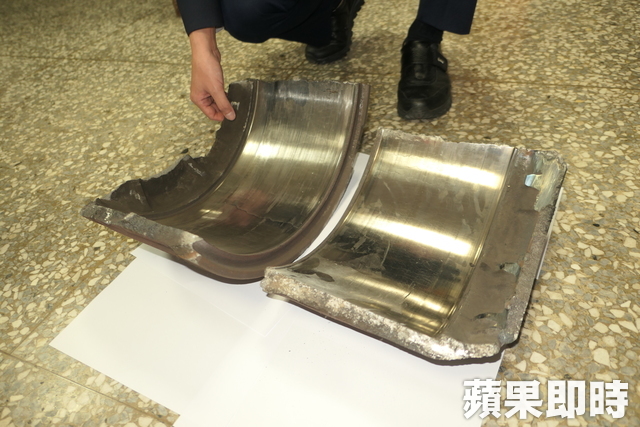 保住30條命！司機遭「國道血滴子」砸中 碎玻璃割臉「忍痛不放手」乘客全淚謝！
