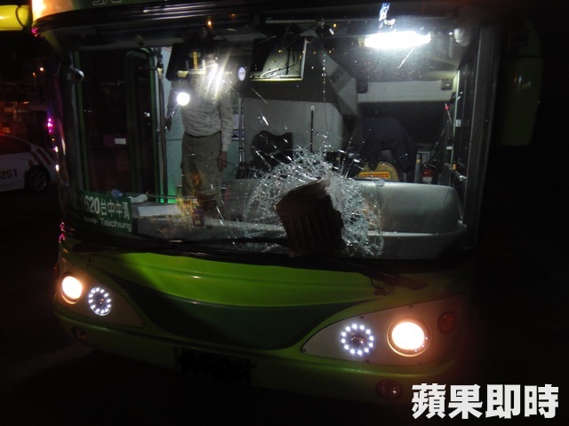 保住30條命！司機遭「國道血滴子」砸中 碎玻璃割臉「忍痛不放手」乘客全淚謝！
