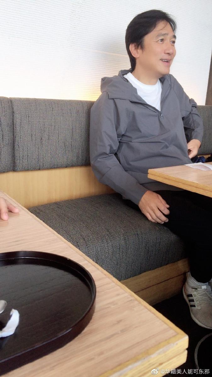她去喝茶驚見「對面坐梁朝偉」假裝自拍合照！下秒被發現「更大驚喜在對面」網嗨翻：太幸運！