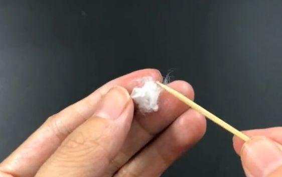 牙籤這樣插進手機裡，太厲害了，活了30年才知道，既省錢又實用