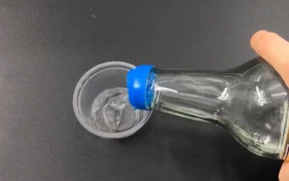 牙籤這樣插進手機裡，太厲害了，活了30年才知道，既省錢又實用