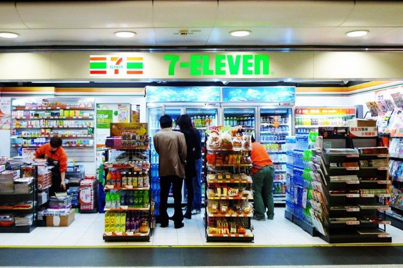 7-11遇到同志買東西...大媽一看酸「同志到處跑看了不舒服」　一旁兒子「23字神回」1.6萬人讚爆：超帥 