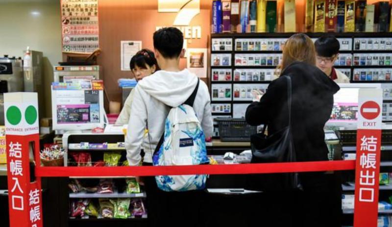 7-11遇到同志買東西...大媽一看酸「同志到處跑看了不舒服」　一旁兒子「23字神回」1.6萬人讚爆：超帥 