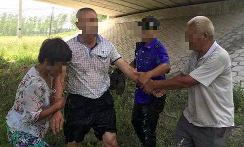 父親救了個老人，被經理開除，老人兒子一來，父親傻了