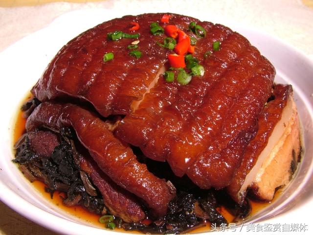  30年大廚傳授的正宗客家【梅菜扣肉】詳細做法，不油不膩，香的流口水！觀看數：1555 人