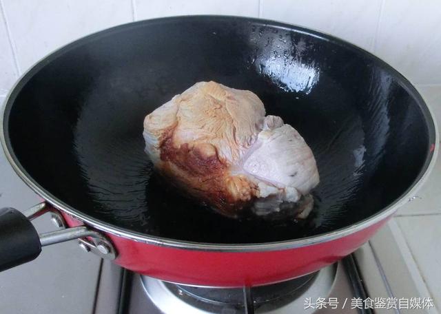  30年大廚傳授的正宗客家【梅菜扣肉】詳細做法，不油不膩，香的流口水！觀看數：1555 人