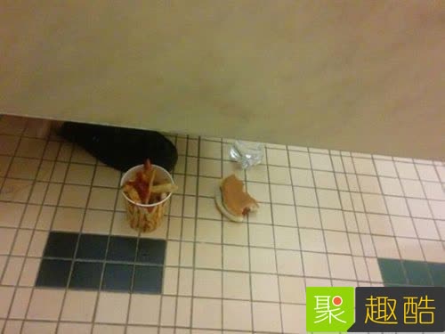 22張會讓你超後悔看到的「WTF照片」！#8 吃這個熱狗會得愛滋… 