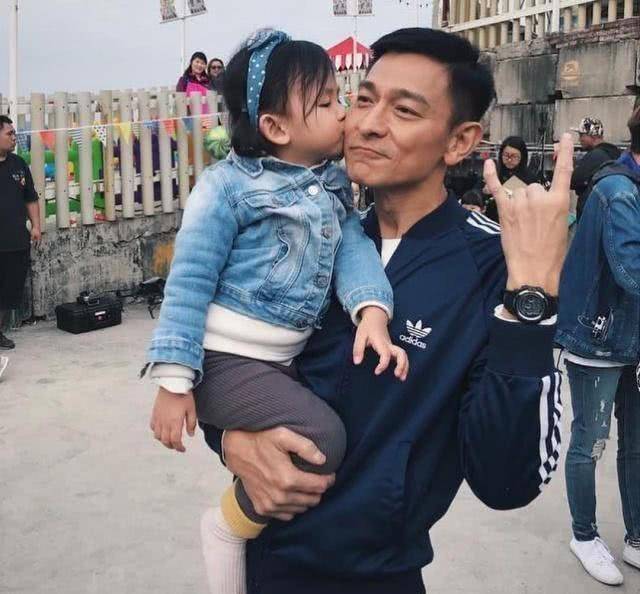 劉德華女兒參加運動會，獲三名保鏢「護駕」，聲勢浩大引人矚目