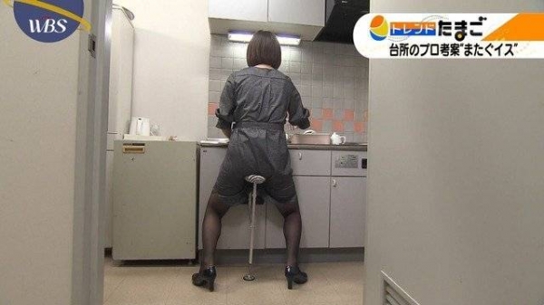 日本發明「專為人妻設計的椅子」請正妹主播試坐，沒想到她慢慢往下蹲...超「母湯」的深入畫面讓網友們「超奇怪」！