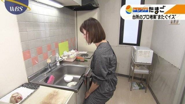 日本發明「專為人妻設計的椅子」請正妹主播試坐，沒想到她慢慢往下蹲...超「母湯」的深入畫面讓網友們「超奇怪」！