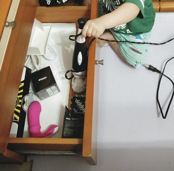 小孩安靜都沒好事…馬麻進房見兒子在玩「爸爸」　網尷尬：小小老司機