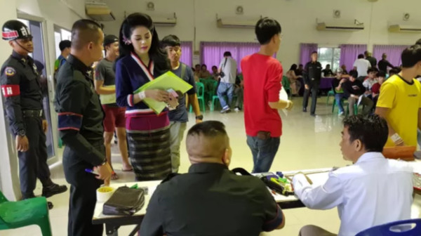 役男暴動！徵兵現場「大眼正妹現身」甜笑：不想當兵轉到正面「激似芭比娃娃」就連長官眼睛都亮了