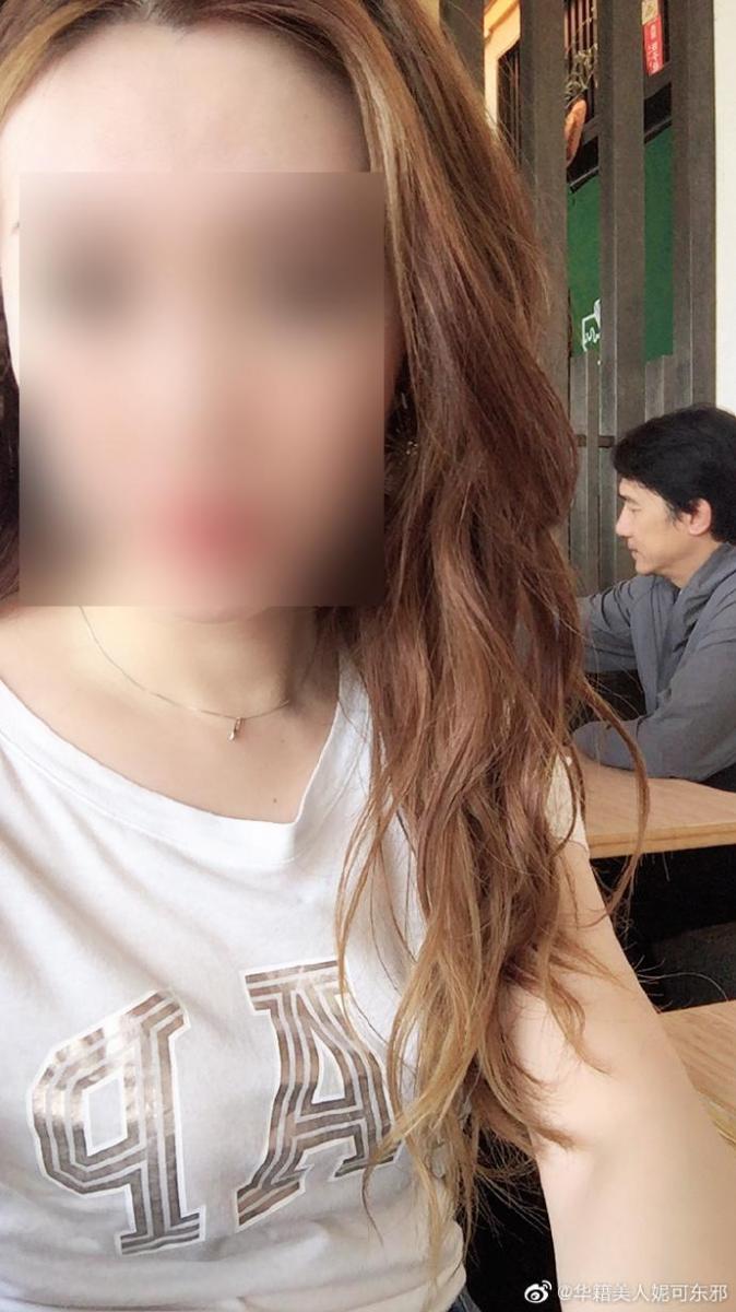 她去喝茶驚見「對面坐梁朝偉」假裝自拍合照！　下秒被發現「更大驚喜在對面」網嗨翻：太幸運
