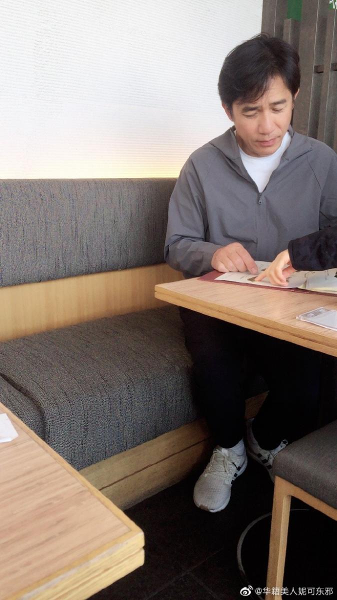 她去喝茶驚見「對面坐梁朝偉」假裝自拍合照！　下秒被發現「更大驚喜在對面」網嗨翻：太幸運