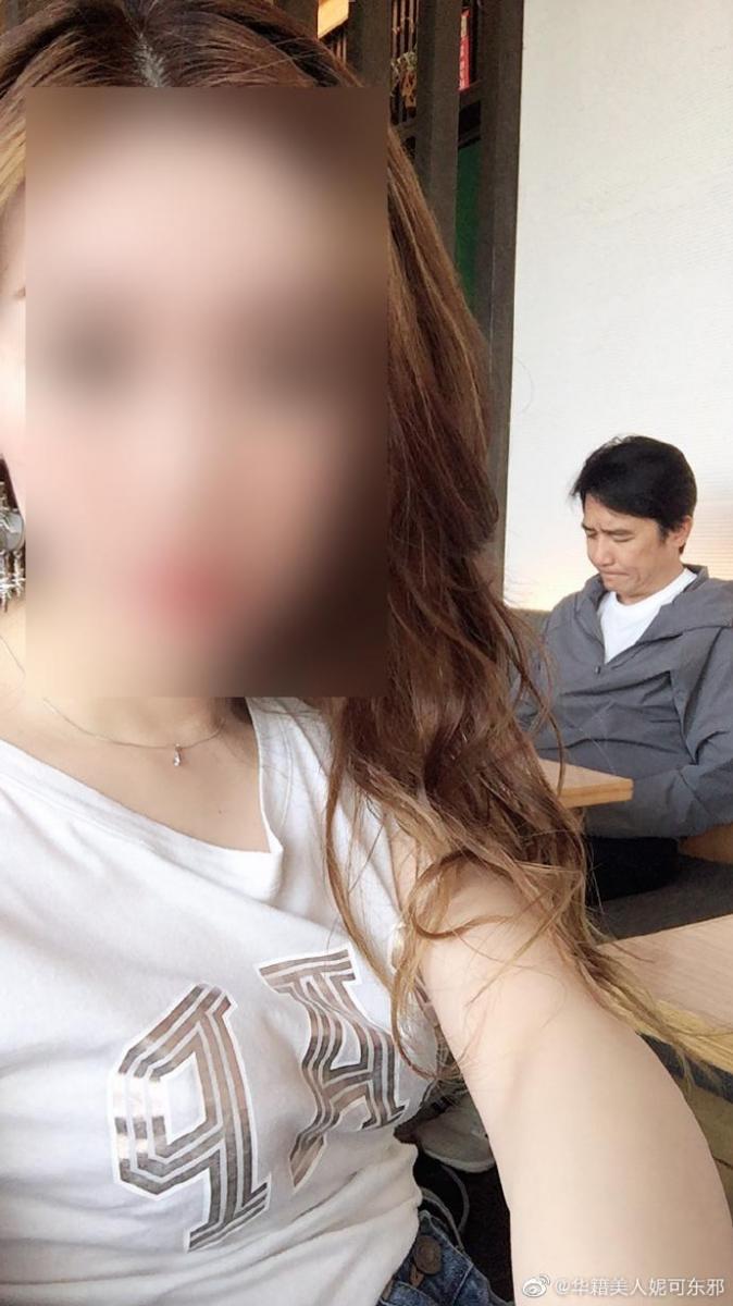 她去喝茶驚見「對面坐梁朝偉」假裝自拍合照！　下秒被發現「更大驚喜在對面」網嗨翻：太幸運