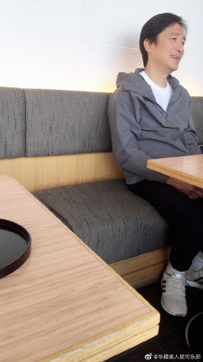 她去喝茶驚見「對面坐梁朝偉」假裝自拍合照！　下秒被發現「更大驚喜在對面」網嗨翻：太幸運