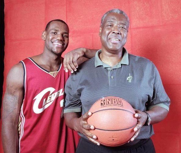 托馬斯直言，NBA辜負了詹姆斯，總是給他配備一群菜鳥級別主教練