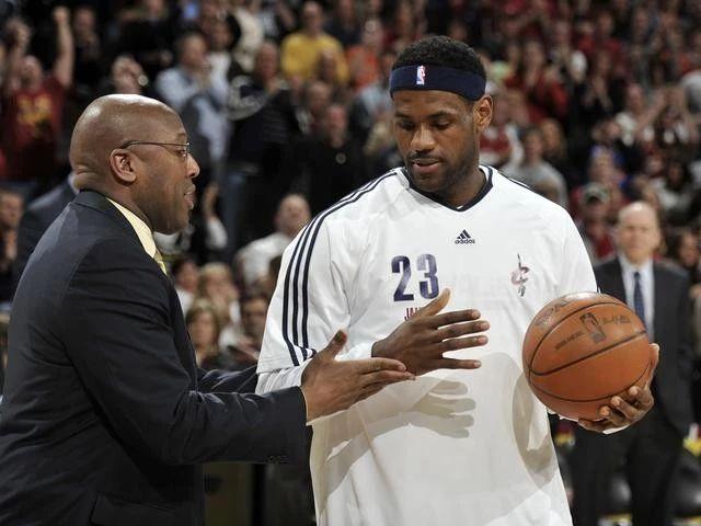 托馬斯直言，NBA辜負了詹姆斯，總是給他配備一群菜鳥級別主教練