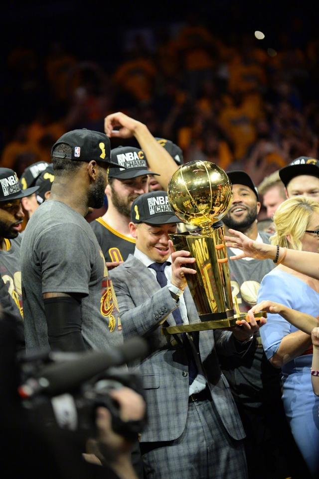 托馬斯直言，NBA辜負了詹姆斯，總是給他配備一群菜鳥級別主教練