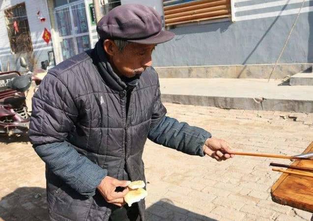 兒子在外打工，父親半夜打電話只哭沒說話，兒回家一看，傻了