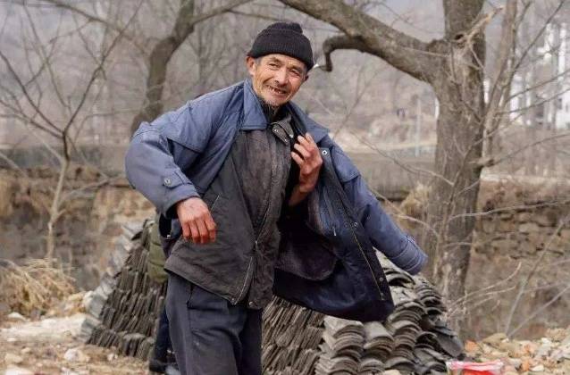兒子在外打工，父親半夜打電話只哭沒說話，兒回家一看，傻了