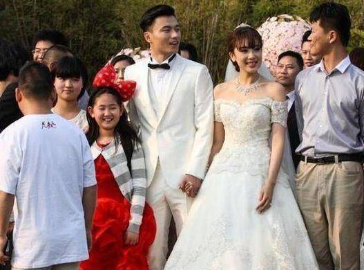帶女友見父母 父親桌下踢我一腳 我看向女友坐的方向愣了