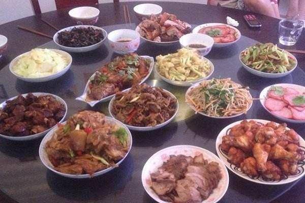 被寄養在姑姑家 結婚時我怎麼都取不下她給的手鐲 砸碎後 我對姑姑感恩戴德
