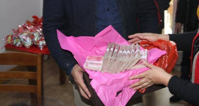 被寄養在姑姑家 結婚時我怎麼都取不下她給的手鐲 砸碎後 我對姑姑感恩戴德