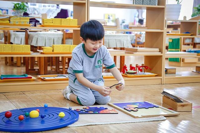 「媽媽，不要插隊哦」！孩子的社會敏感期家長怎樣引導教育？