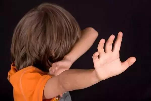 「媽媽，不要插隊哦」！孩子的社會敏感期家長怎樣引導教育？