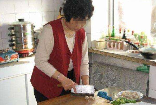 婆婆把賣房錢都給了大伯哥 卻讓我們給她養老 老公一開口 我和婆婆愣了