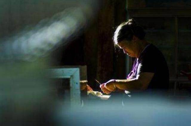 出差發現懷孕 打電話報喜 老公沒掛掉電話 聽到婆婆的話我很激動