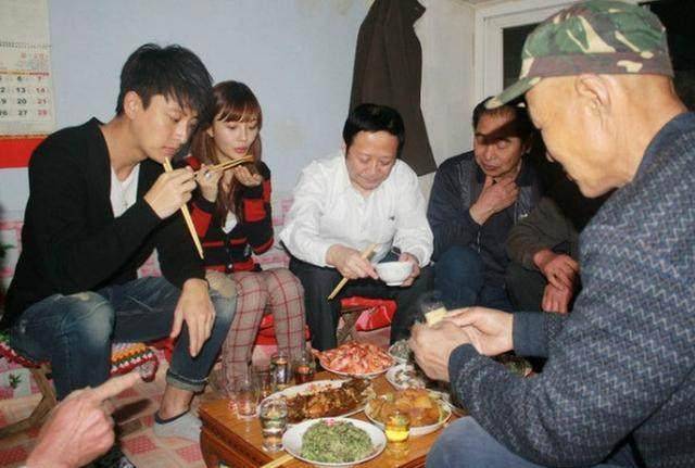 我媽生病5天，老公不讓我照顧，村門口看了一眼，我拉著老公就逃