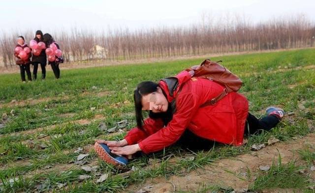 兒子結婚我一分沒花，孫子出生我喜滋滋去探望，聽到名字放下孩子