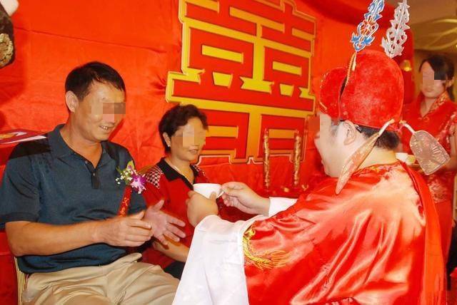兒子結婚我一分沒花，孫子出生我喜滋滋去探望，聽到名字放下孩子