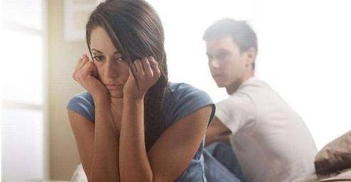 訂婚時 婆婆沒提起要給彩禮 婚禮日爸媽上台發言 我哭著向婆婆下跪