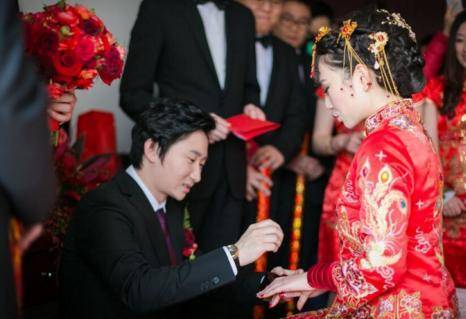 訂婚時 婆婆沒提起要給彩禮 婚禮日爸媽上台發言 我哭著向婆婆下跪