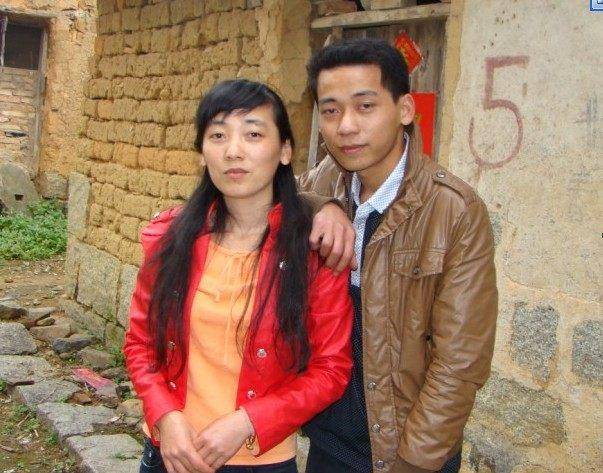 供弟弟4年大學，我30歲才嫁人，弟弟送的禮物，婆家和娘家都為難