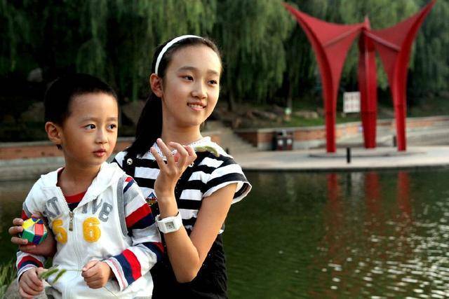 供弟弟4年大學，我30歲才嫁人，弟弟送的禮物，婆家和娘家都為難