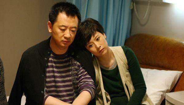 姐姐把妹妹養大 妹妹結婚她卻沒參加 收到姐夫簡訊 新郎一番話 台下掌聲如雷