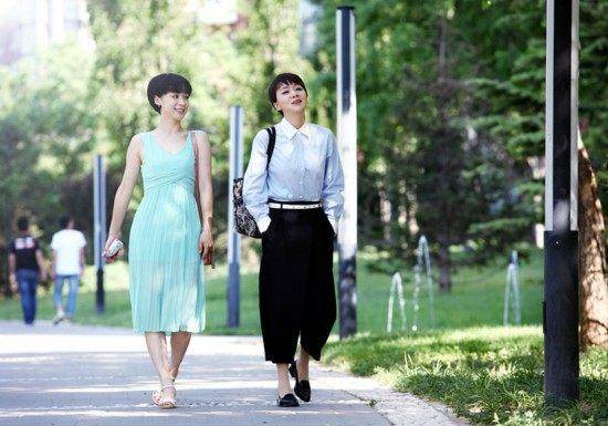 姐姐把妹妹養大 妹妹結婚她卻沒參加 收到姐夫簡訊 新郎一番話 台下掌聲如雷