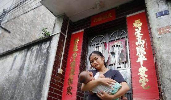 姐姐把妹妹養大 妹妹結婚她卻沒參加 收到姐夫簡訊 新郎一番話 台下掌聲如雷