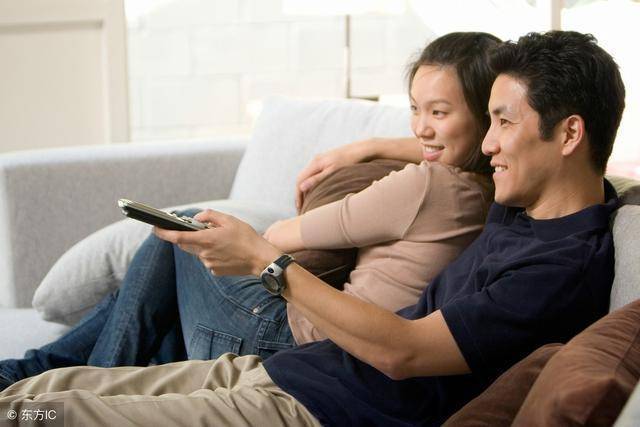 小姑子嫁人 我包一萬賀禮 第二天婆婆笑著給一手鐲 我愣了