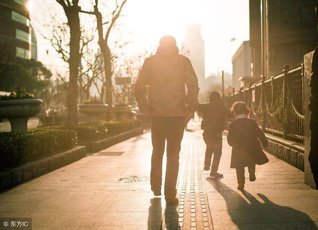 小姑子嫁人 我包一萬賀禮 第二天婆婆笑著給一手鐲 我愣了