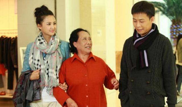 上門女婿4年，我媽來照顧老婆，看一眼垃圾桶，我換了老婆的碗筷