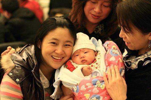 姐姐結婚我送三千，兒子滿月她送一套衣服，打開以後，我們不來往