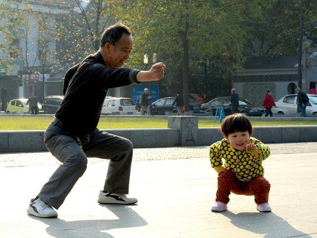 三個孫女，70歲大爺取的名字，鄰居拍手叫好，兩兒媳卻不淡定了